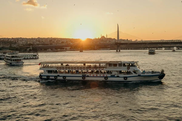 İSTANBUL, TURKEY - 12 Ağustos 2019 'da İstanbul' un güneşli ve güneşli sahil kıyısı olan Golden Horn 'da turizm gemisi denize açıldı. İstanbul 'da seyahat ve tatil kavramı.