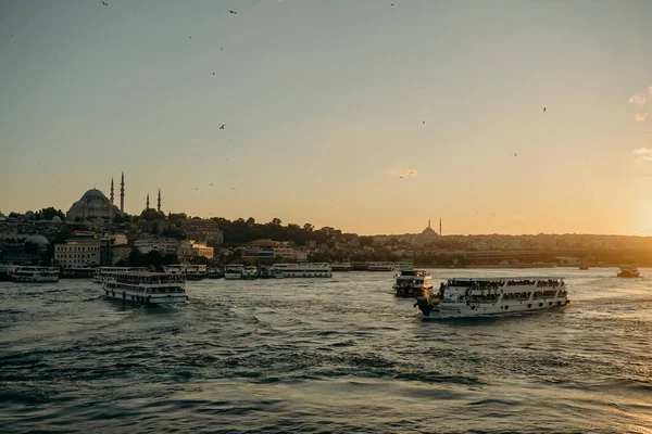 Turist gemisi, yaz günbatımında İstanbul 'un güneşli ve güneşli kıyılarında, Golden Horn' da denize açılıyor. İstanbul 'da seyahat ve tatil kavramı.