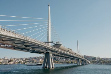 İSTANBUL, TURKEY - 12 Ağustos 2019 Halic metro köprüsü ve Golden Horn. Eminonu bölgesindeki metro istasyonu. Köprünün özel bir mimari tasarımı var..