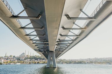 İSTANBUL, TURKEY - 12 Ağustos 2019 Halic metro köprüsü ve Golden Horn. Eminonu bölgesindeki metro istasyonu. Köprünün özel bir mimari tasarımı var..