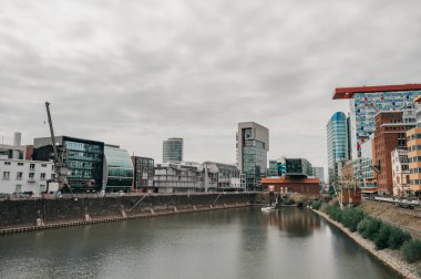 ALMANY, DUESSELDORF - 14 AĞUSTOS 2020: Medienhafen. Medya limanında manzaralı Düsseldorf şehir manzarası