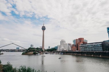 ALMANY, DUESSELDORF - 14 AĞUSTOS 2020: Medienhafen. Medya limanında manzaralı Düsseldorf şehir manzarası