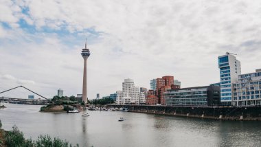ALMANY, DUESSELDORF - 14 AĞUSTOS 2020: Medienhafen. Medya limanında manzaralı Düsseldorf şehir manzarası