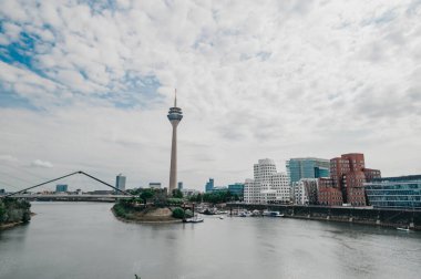 ALMANY, DUESSELDORF - 14 AĞUSTOS 2020: Medienhafen. Medya limanında manzaralı Düsseldorf şehir manzarası