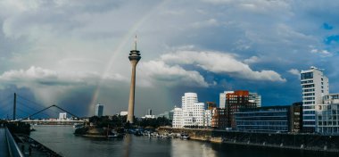 ALMANY, DUESSELDORF - 14 AĞUSTOS 2020: Medienhafen. Medya limanında manzaralı Düsseldorf şehir manzarası