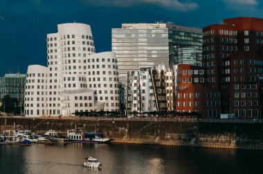 ALMANY, DUESSELDORF - 14 Ağustos 2020: Günbatımından önce Medienhafen 'de modern mimari. Medya limanında manzaralı Düsseldorf şehir manzarası