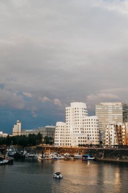 ALMANY, DUESSELDORF - 14 Ağustos 2020: Günbatımından önce Medienhafen 'de modern mimari. Medya limanında manzaralı Düsseldorf şehir manzarası