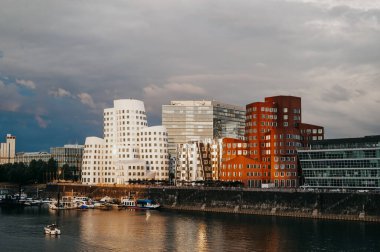 ALMANY, DUESSELDORF - 14 AĞUSTOS 2020: Medienhafen. Medya limanında manzaralı Düsseldorf şehir manzarası