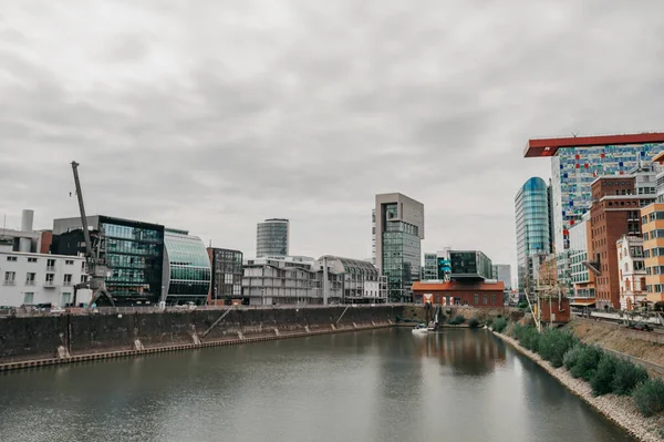 ALMANY, DUESSELDORF - 14 AĞUSTOS 2020: Medienhafen. Medya limanında manzaralı Düsseldorf şehir manzarası