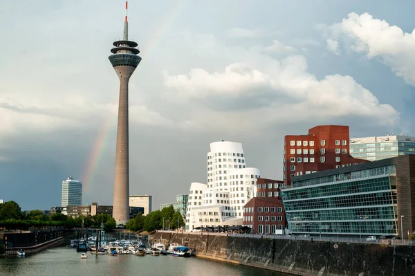 Allemagne Duesseldorf Août 2020 Arc Ciel Tour Télévision Architecture Moderne — Photo