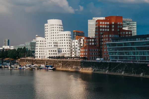 Alemania Duesseldorf Agosto 2020 Arquitectura Moderna Medienhafen Atardecer Antes Lluvia — Foto de Stock