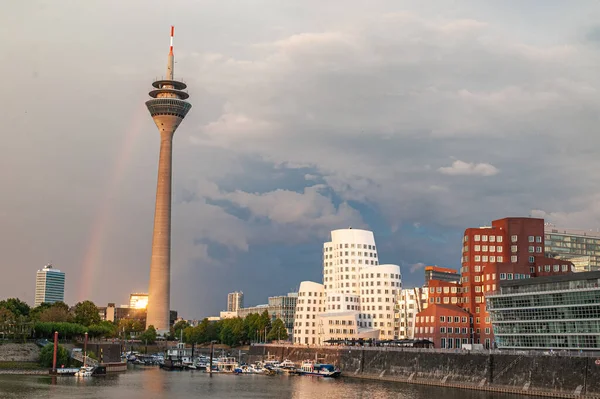 Allemagne Duesseldorf Août 2020 Arc Ciel Tour Télévision Architecture Moderne — Photo