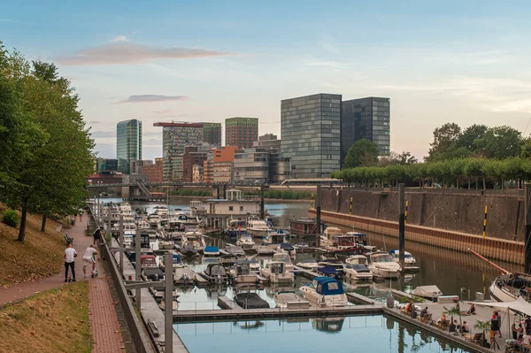 Almany Duesseldorf Ağustos 2020 Günbatımında Medienhafen Tekneler Medya Limanında Manzaralı — Stok fotoğraf