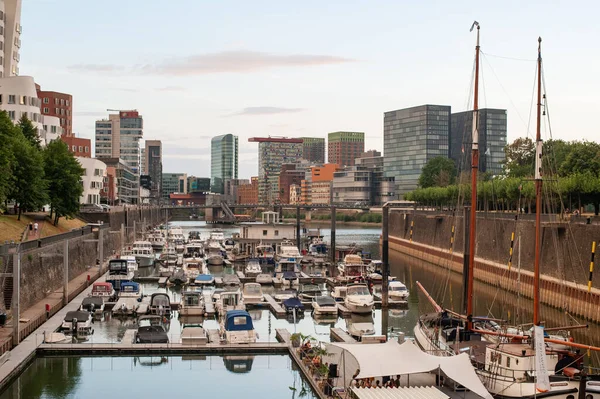 Alemania Duesseldorf Agosto 2020 Barcos Medienhafen Atardecer Paisaje Urbano Dusseldorf — Foto de Stock