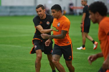 ALMANY, DUESSELDORF - 16 AĞUSTOS 2020: Dodo ve Dario Srna maç öncesi eğitimdeler