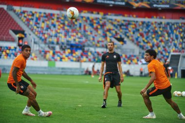 ALMANY, DUESSELDORF - 16 AĞUSTOS 2020: FC Shakhtar Donetsk 'in maç öncesi eğitimi sırasında Dodo ve Taison' un fotoğrafı.