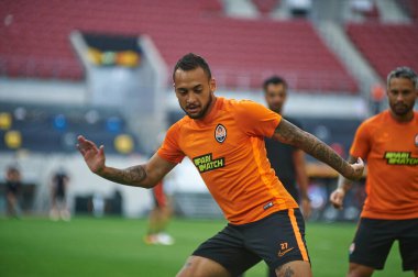 ALMANY, DUESSELDORF - 16 AĞUSTOS 2020: FC Shakhtar Donetsk 'in ön maç eğitimi sırasında Maycon' un fotoğrafı.