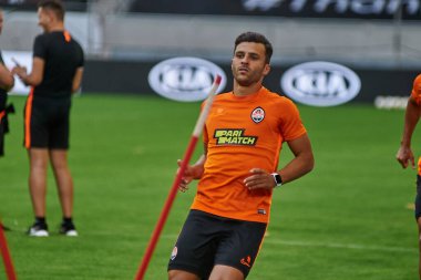 ALMANY, DUESSELDORF - 16 AĞUSTOS 2020: FC Shakhtar Donetsk 'in maç öncesi eğitimi sırasında Junior Moraes' in fotoğrafı.