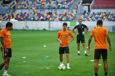 ALMANY, DUESSELDORF - 16 AĞUSTOS 2020: FC Shakhtar Donetsk 'in ön eleme eğitimi sırasında Taison' un fotoğrafı.