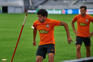 ALMANY, DUESSELDORF - 16 AĞUSTOS 2020: FC Shakhtar Donetsk 'in ön eleme eğitimi sırasında Taison' un fotoğrafı.