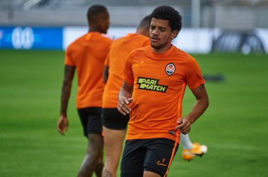 ALMANY, DUESSELDORF - 16 AĞUSTOS 2020: FC Shakhtar Donetsk 'in ön eleme eğitimi sırasında Taison' un fotoğrafı.