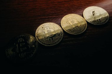 Bitcoin sembollü altın paralar.