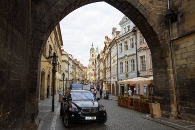 Prag, Çek Cumhuriyeti - 15 Eylül 2015: Sokak ve eski yapılar, Prag kentsel ifrastructure - Çek Cumhuriyeti 'nin başkenti.