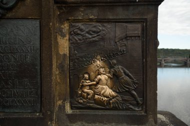 Prag, Çek Cumhuriyeti - 15 Eylül 2015: Charles Köprüsü 'ndeki Nepomuk Aziz John heykeli. Efsaneye göre eski bir rahatlama. İyi şanslar. Prag 'a söz verme gezisi, ona dokunanlara gelir..