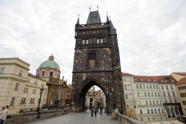 Prag, Çek Cumhuriyeti - 15 Eylül 2015: Prag Köprü Kulesi ve Charles Köprüsü ile Eski Şehir