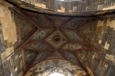 Prag, Çek Cumhuriyeti - 15 Eylül 2015: Prag Köprü Kulesi ve Charles Köprüsü ile Prag Eski Kasabası 'nın tavanının ve kemerlerinin boyanması