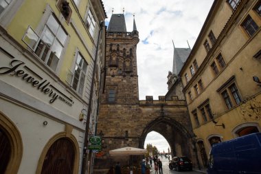 Prag, Çek Cumhuriyeti - 15 Eylül 2015: Prag Köprü Kulesi ve Charles Köprüsü ile Eski Şehir