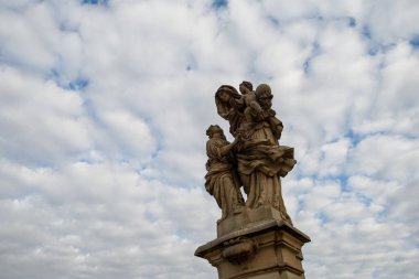 Prag, Çek Cumhuriyeti - 28 Eylül 2015: Antik Charles Köprüsü yakınlarındaki heykel ve Çek Cumhuriyeti Prag 'daki Vltava Nehri.