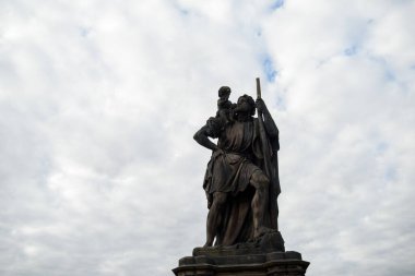 Prag, Çek Cumhuriyeti - 28 Eylül 2015: Antik Charles Köprüsü yakınlarındaki heykel ve Çek Cumhuriyeti Prag 'daki Vltava Nehri.