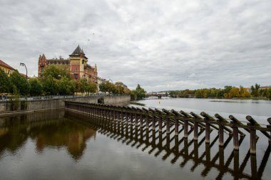 Prag, Çek Cumhuriyeti - 15 Eylül 2015: Vltava Nehri, Prag. Vltava Çek Cumhuriyeti 'ndeki en uzun nehirdir..