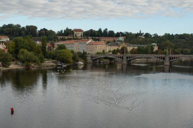 Prag, Çek Cumhuriyeti - 15 Eylül 2015: Vltava Nehri, Prag. Vltava Çek Cumhuriyeti 'ndeki en uzun nehirdir..