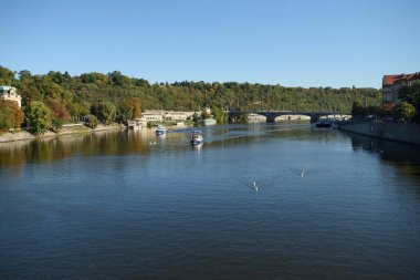 Prag, Çek Cumhuriyeti - 15 Eylül 2015: Vltava Nehri, Prag. Vltava Çek Cumhuriyeti 'ndeki en uzun nehirdir..