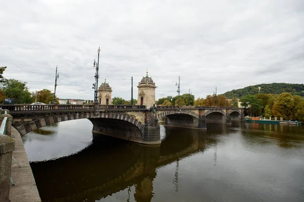 捷克共和国布拉格 2015年9月15日 布拉格Vltava河 旧城的军团桥 大多数军团和布拉格的房子 游客和船民都很放松 — 图库照片