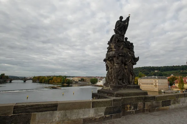 Praga Repubblica Ceca Settembre 2015 Scultura Vicino All Antico Ponte — Foto Stock