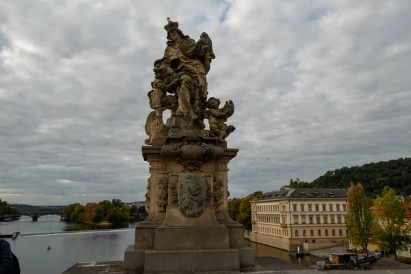 Prag Tjeckien September 2015 Skulptur Nära Karlsbron Och Floden Vltava — Stockfoto