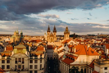 Prag, Çek Cumhuriyeti - 28 Eylül 2015: Leydi Tyn Kilisesi ve Prag 'daki Pudra Kulesi. Çek Cumhuriyeti 'nin başkenti