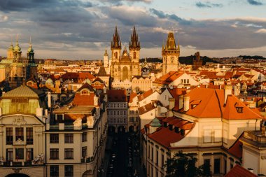 Prag, Çek Cumhuriyeti - 28 Eylül 2015: Leydi Tyn Kilisesi ve Prag 'daki Pudra Kulesi. Çek Cumhuriyeti 'nin başkenti