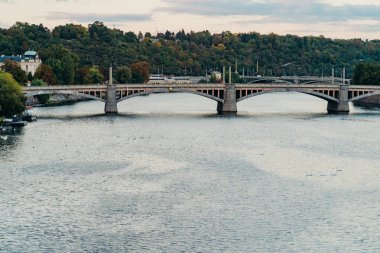 Prag, Çek Cumhuriyeti - 15 Eylül 2015: Vltava Nehri, Prag. Vltava Çek Cumhuriyeti 'ndeki en uzun nehirdir..