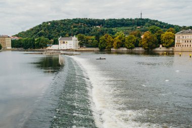 Prag, Çek Cumhuriyeti - 15 Eylül 2015: Vltava Nehri, Prag. Vltava Çek Cumhuriyeti 'ndeki en uzun nehirdir..
