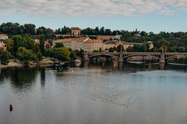Prag, Çek Cumhuriyeti - 15 Eylül 2015: Vltava Nehri, Prag. Vltava Çek Cumhuriyeti 'ndeki en uzun nehirdir..