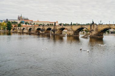 Prag, Çek Cumhuriyeti - 15 Eylül 2015: Vltava Nehri, Prag. Karluv ya da Charles Köprüsü