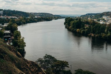 PRAG, CZECH Cumhuriyet - 27 Eylül 2015: Vysehrad. Prag 'daki Vltava Nehri. Çek Cumhuriyeti 'nde Seyahat