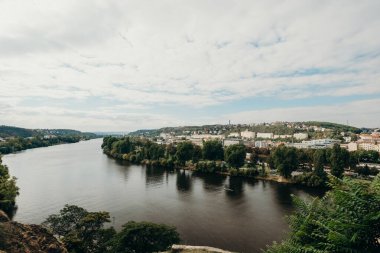 PRAG, CZECH Cumhuriyet - 27 Eylül 2015: Vysehrad. Prag 'daki Vltava Nehri. Çek Cumhuriyeti 'nde Seyahat