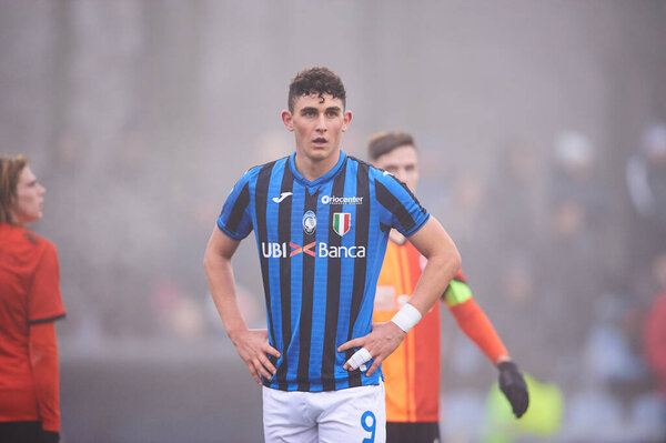 ХАРКИВ, Украина - 11 ДЕКАБРЯ 2019: Матч чемпионов УЕФА до 19 лет "Шахтер" - "Аталанта" на стадионе "Металлист".