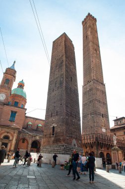 BOLOGNA, İtalya - 30 EYLÜL 2019: Torre Garisenda ve Torre Degli Asinelli 'nin Torri' deki kuleleri. İki kule ve insanlar