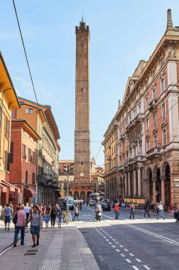 BOLOGNA, İtalya - 30 EYLÜL 2019: Torre Garisenda ve Torre Degli Asinelli 'nin Torri' deki kuleleri. Anlamı İki Kule